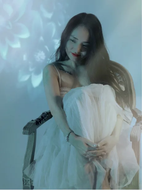 Thương Thương ngồi trên ghế, mỉm cười
